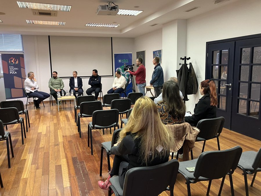 ODRŽANA PANEL RASPRAVA NA TEMU 'DIGITALIZACIJA POSLOVANJA I PRODAJE – KLJUČ DO USPJEHA' I BESPLATNA RADIONICA 'POTENCIJAL IOT TEHNOLOGIJE' U SKLOPU PROJEKTA COWORKING PULA