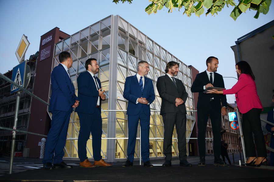 Veselom igrom svjetla svečano otvoren poduzetnički centar COWORKING PULA
